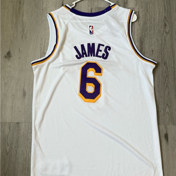 LeBron James Los Angeles Lakers Basketball Jersey size Large NWT - Picture 1 of 2